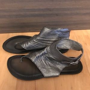 Nine West • silver/bronze leather Roman sandals 8M